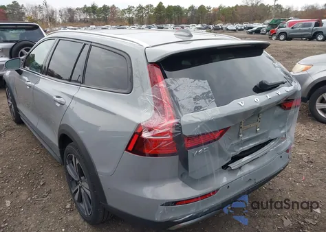 2025 Volvo V60 Cross Country B5 Plus z USA, uszkodzony, nr VIN YV4L12WK4S2149613